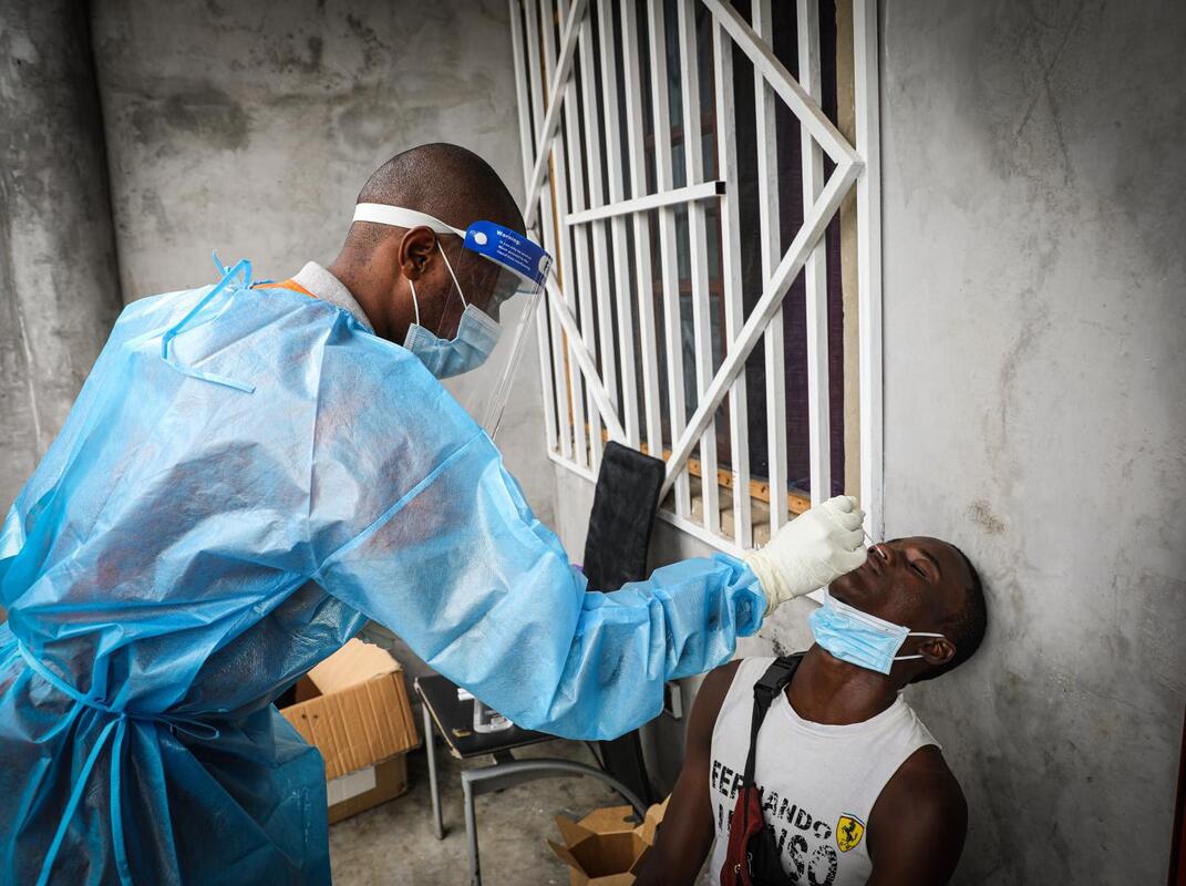 Омикрон, похоже, уклоняется от вакцин лучше, чем другие варианты