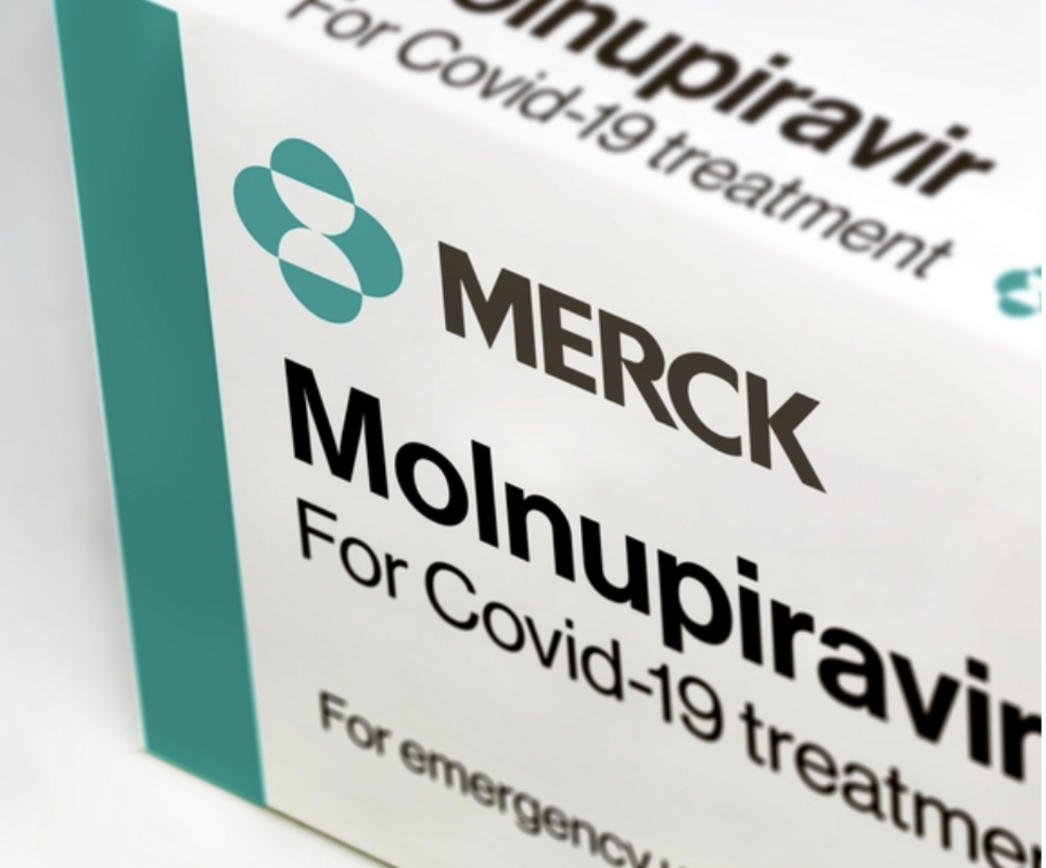 Молнупиравир снижает вирусную нагрузку и улучшает симптомы у пациентов с COVID-19