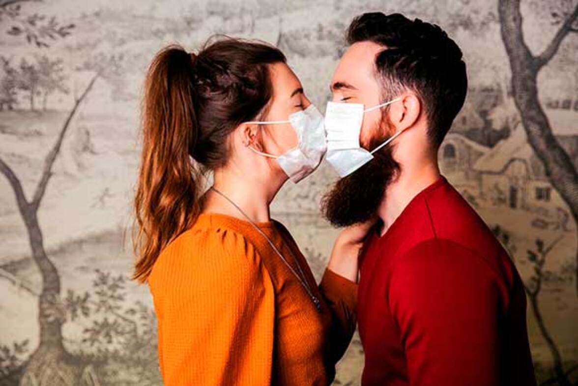 Древние вирусы герпеса могли распространяться через поцелуи