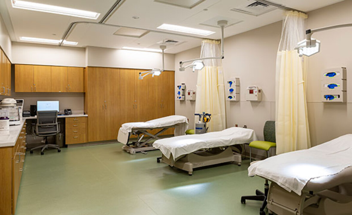 Почему материалы для поверхностей имеют значение в медицинских учреждениях