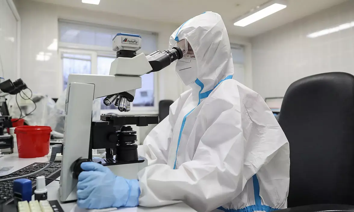 В России растет заболеваемость COVID-19 на фоне возникновения новых штаммов
