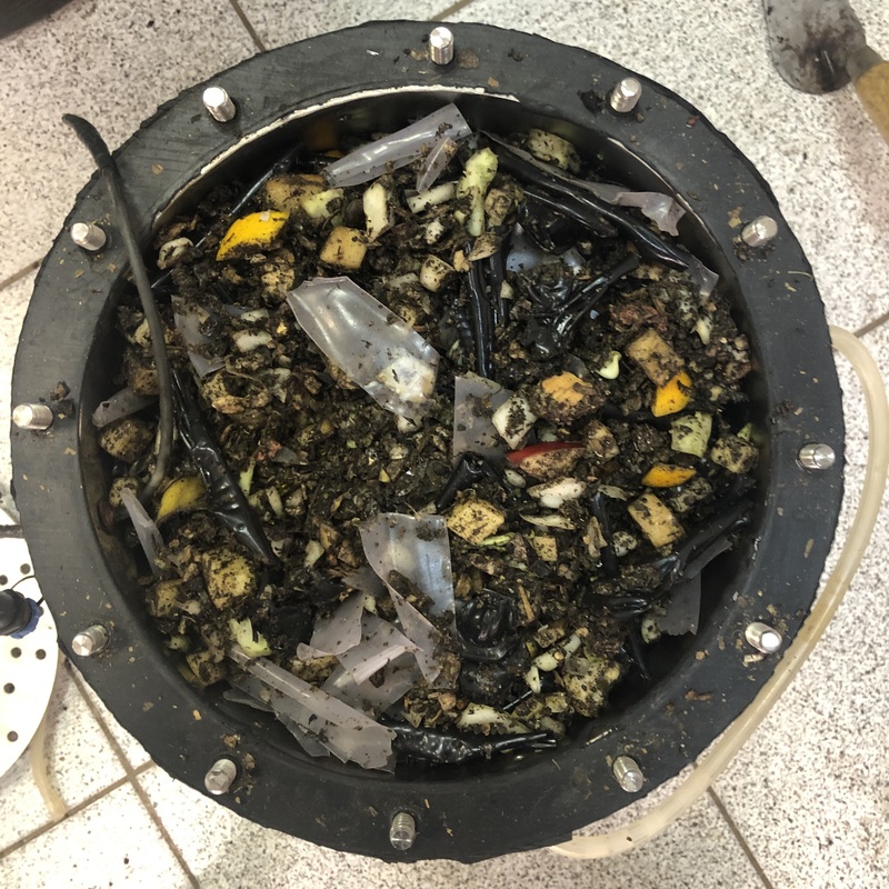 Остатки пищи можно компостировать вместе с одноразовой посудой и упаковкой